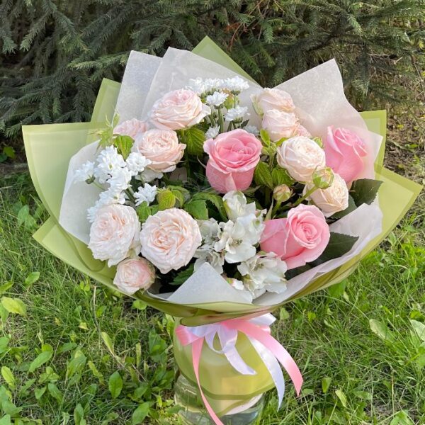 Букет из кустовых хризантем, роз и альстромерий