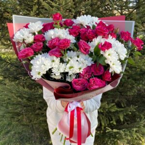 Букет из кустовых хризантем и роз