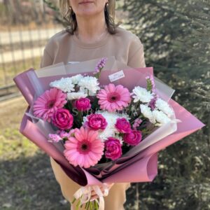 Букет из гербер, хризантем и статицы