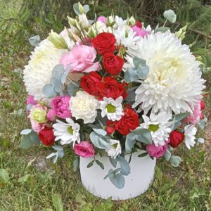 Одноголовые хризантемы, эустомы и диантусы в коробке