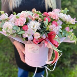 Кустовые розы, эустомы и диантусы в коробке