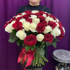 Букет из 101 красной и белой розы
