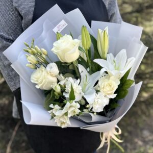 Букет из белых роз, лилий и эустомы