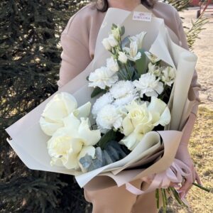 Букет из французских роз, хризантем и диантусов