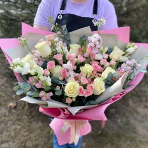 Букет из роз, эустом и маттиолы