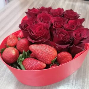 Розы и клубника в коробке