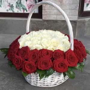57 роз в корзине