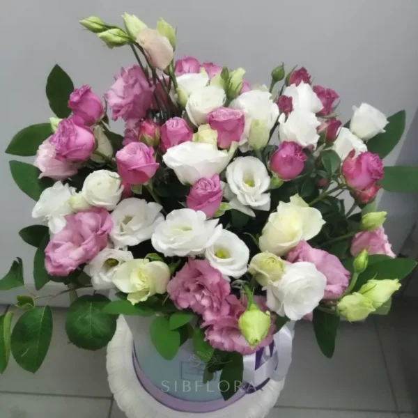 Белые эустомы и кустовые розы в коробке