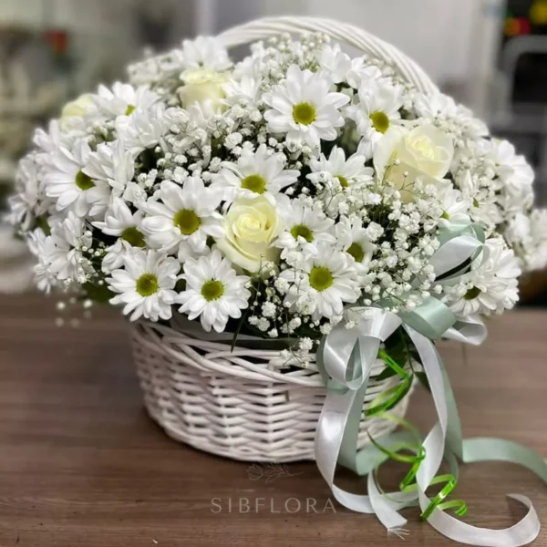 Белые розы и хризантемы в корзине