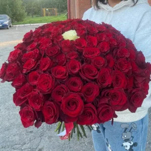 Букет из 100 красной и одной белой розы