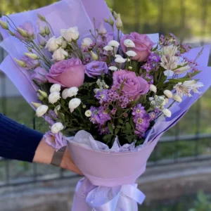 Букет из 3 роз, эустом и хризантем