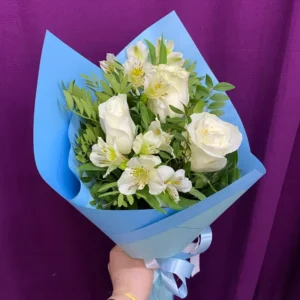 Букет из 3 роз и альстромерий