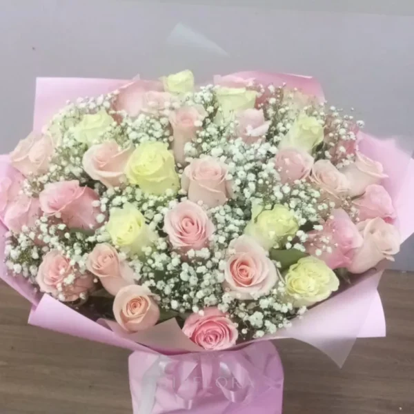 Букет из 35 розы и гипсофилы