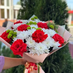 Букет из 9 роз и хризантем