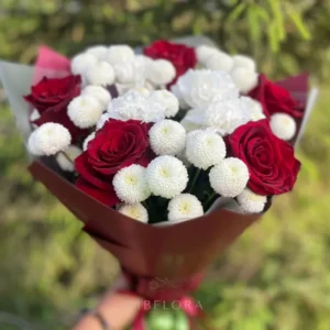 Букет из белых диантусов, хризантем и роз