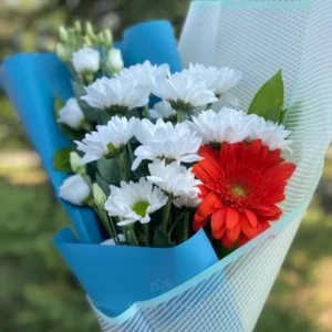 Букет из белых эустом, хризантем и гербера