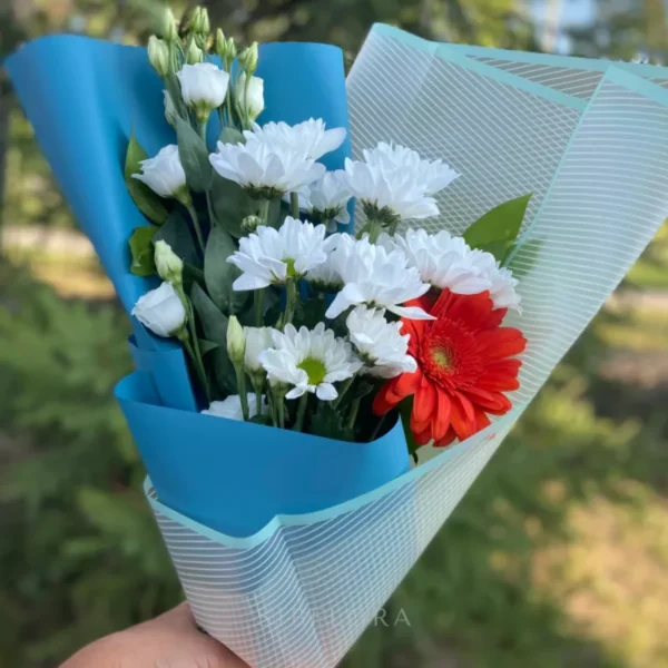 Букет из белых эустом, хризантем и гербера