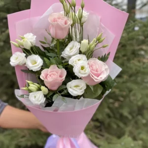 Букет из белых эустом и роз
