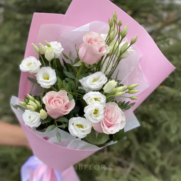 Букет из белых эустом и роз
