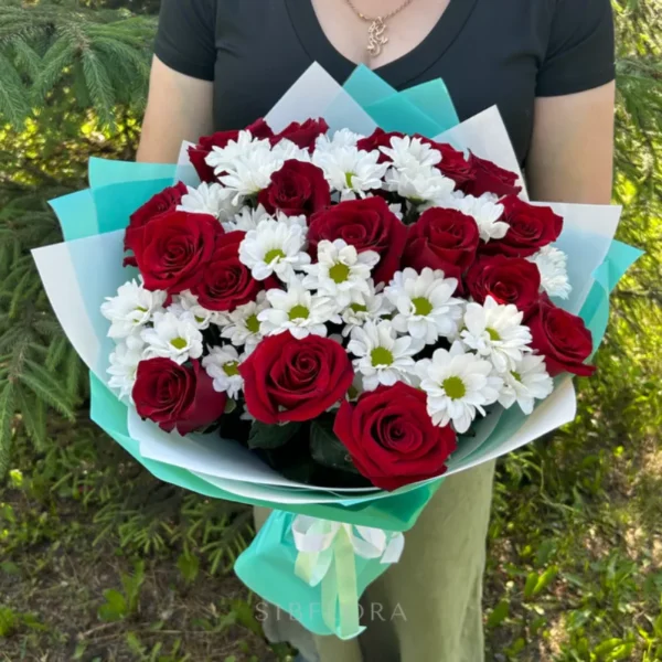 Букет из белых хризантем и роз