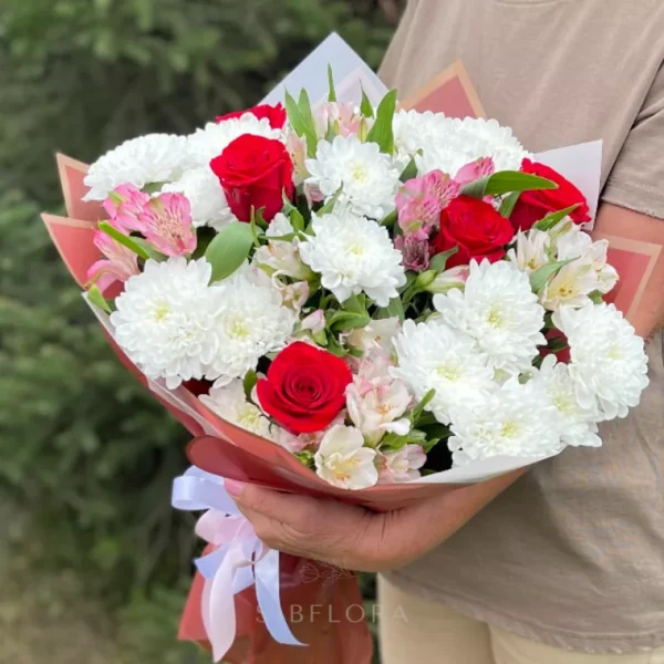Букет из белых хризантем, роз и альстромерий