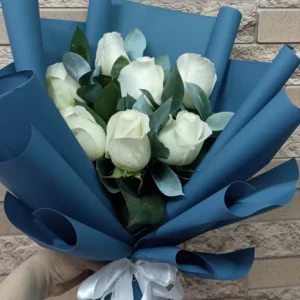 Букет из белых роз и рускуса