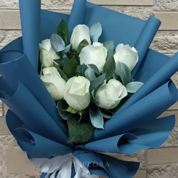 Букет из белых роз и рускуса