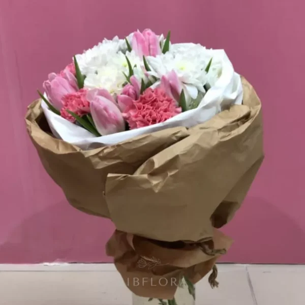 Букет из диантусов, тюльпанов и хризантем