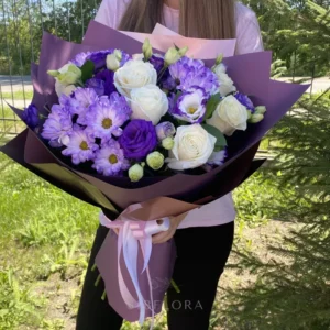 Букет из фиолетовых хризантем, эустом и роз