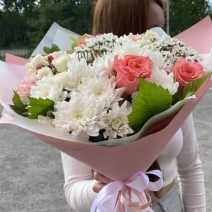 Букет из гиперкума, хризантем и диантусов