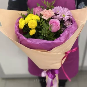 Букет из хризантем, 2 роз и диантуса