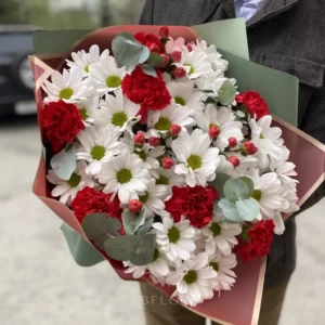 Букет из хризантем, диантусов и гиперикума
