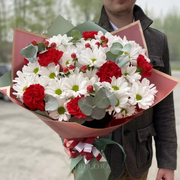 Букет из хризантем, диантусов и гиперикума