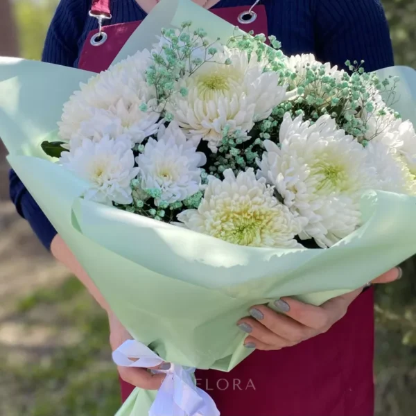 Букет из хризантем и гипсофилы