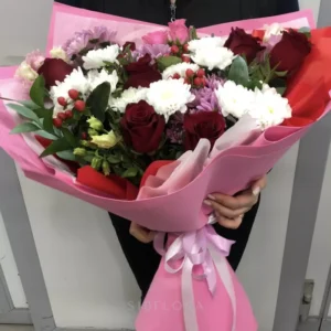 Букет из красных роз, хризантем и гиперикума