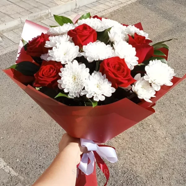 Букет из красных роз и хризантем