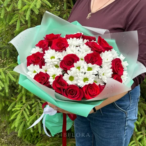 Букет из красных роз и хризантемы