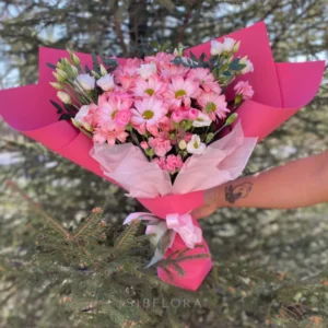 Букет из кустовых диантусов, хризантем и эустомы