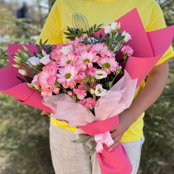 Букет из кустовых диантусов, хризантем и эустомы