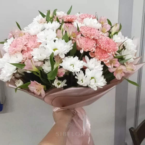 Букет из кустовых хризантем и альстромерий