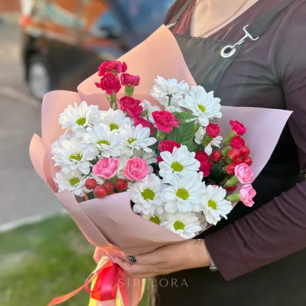 Букет из кустовых хризантем и диантусов