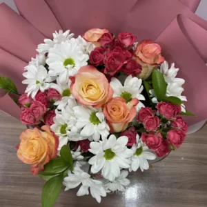 Букет из кустовых хризантем, роз и рускуса