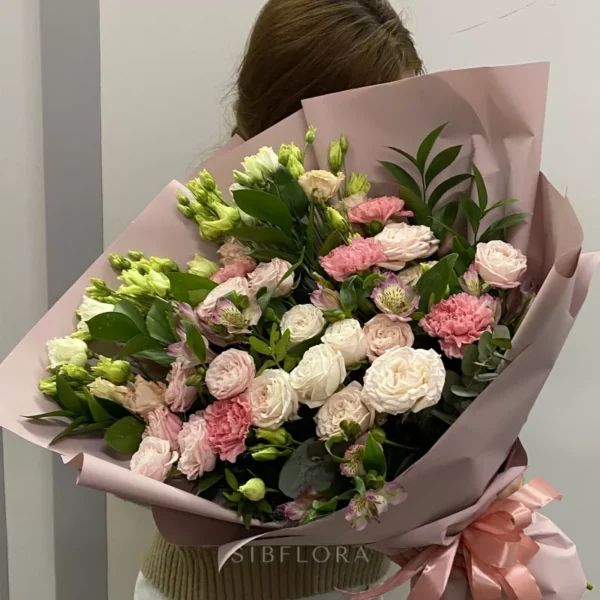 Букет из кустовых роз, эустом и диантусов