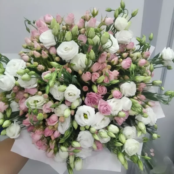 Букет из кустовых роз и эустом
