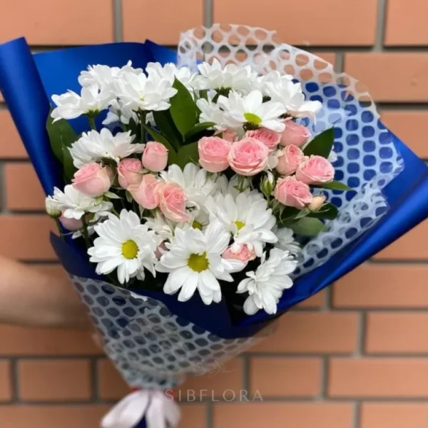 Букет из кустовых роз и хризантем