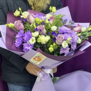 Букет из роз, эустом и хризантем