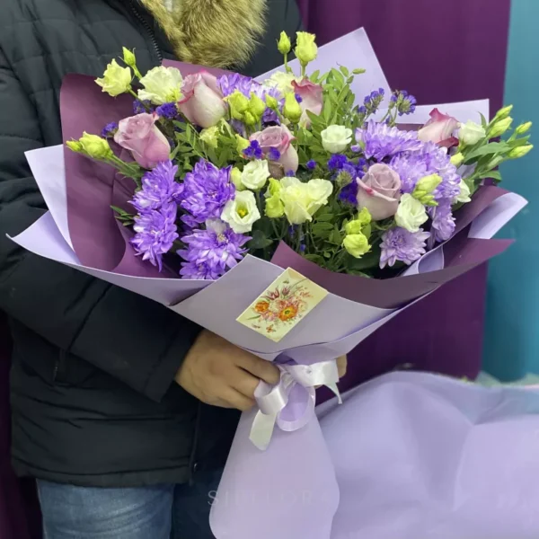 Букет из роз, эустом и хризантем