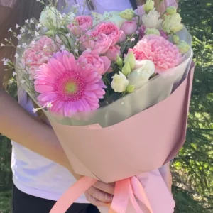 Букет из розовых диантусов, роз и эустом