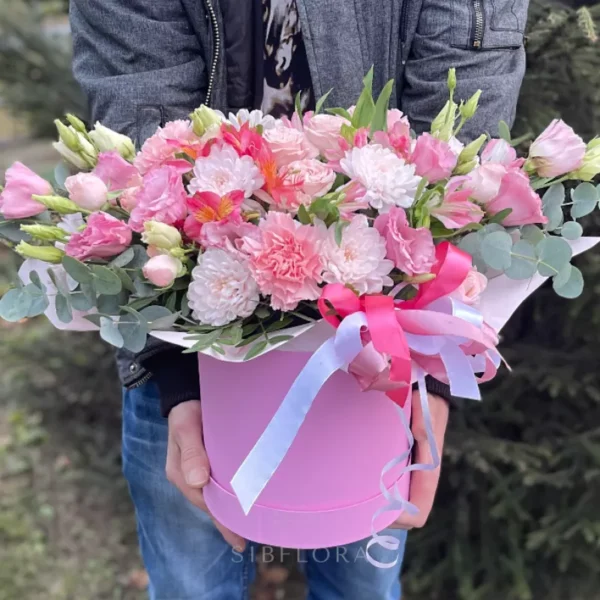 Эустомы, хризантемы и эвкалипт в коробке