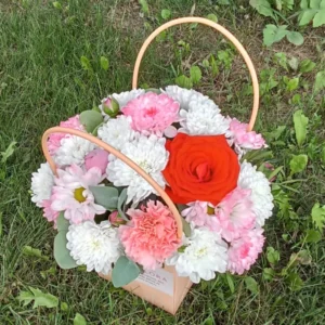 Хризантемы и диантусы в сумочке